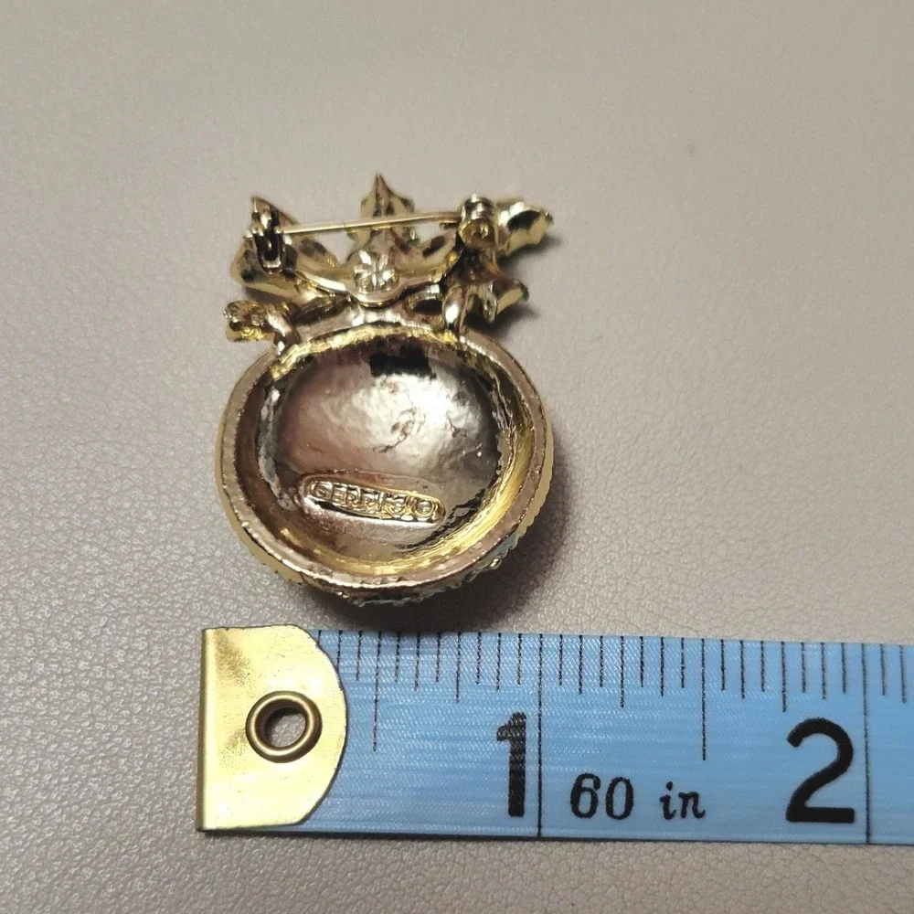 Vintage GERRY'S Gold Tone Christmas Ball Ornament Green Holly‎ Enamel Brooch Pin